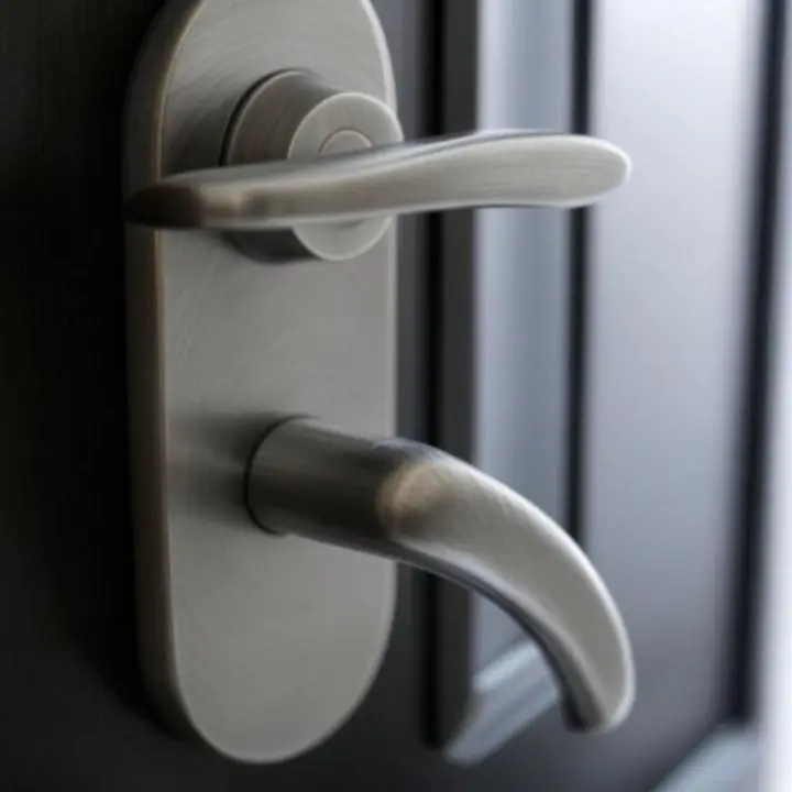 Modern ajtókilincs és vasalat részletei közelről